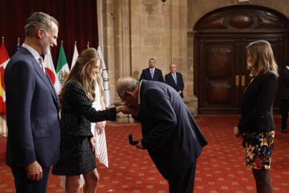 La princesa Leonor entrega al periodista y escritor polaco Adam Michnik, Premio Princesa de Asturias de Comunicación y Humanidades, una insignia ante el rey Felipe, este viernes. EFE / BALLESTEROS