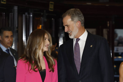 El rey Felipe VI (d) y la princesa Leonor (i) a su llegada a Oviedo para presidir el tradicional concierto de los Premios Princesa de Asturias, este jueves. EFE / BALLESTEROS
