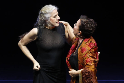 La bailaora María Pagés (i) y la cantaora Carmen Linares (d), distinguidas con el Premio Princesa de Asturias de las Artes 2022, durante su actuación de este jueves. EFE / BALLESTEROS
