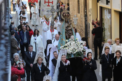 La Virgen de La Encina procesionó ayer por las calles de Ponferrada y dejó el luto en el Encuentro de Resurrección con el Santísimo Sacramento.