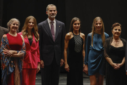 Los reyes Felipe VI (3i) y Letizia (3d), junto a sus hijas, la princesa Leonor (2i) y la infanta Sofía (2d), felicitan a la bailaora María Pagés (i) y la cantaora Carmen Linares (d), este jueves. EFE / BALLESTEROS