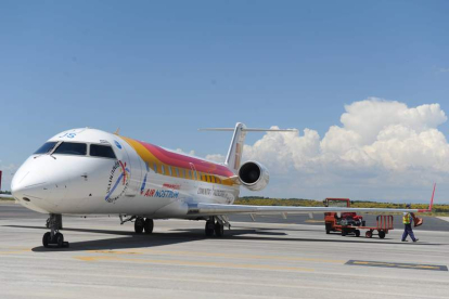 Una aeronave de Air Nostrum en la pista del aeropuerto de León, en una imagen de archivo.