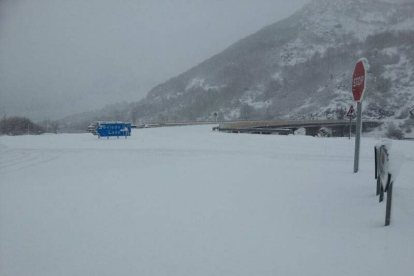 Un acceso a la AP-66, cubierto por la nieve. Jesús F. Salvadores