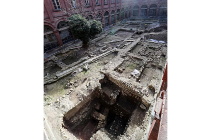 En primer término el enorme hoyo de tres metros donde han aparecido los primeros restos romanos. RAMIRO