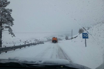 Una quitanieves abre camino en la carretera en dirección al puerto de Somiedo. Jesús F. Salvadores