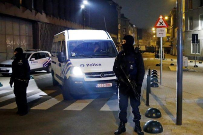 Agentes de policía belgas montan guardia durante una operación de seguridad en el distrito de Molenbeek, en Bruselas, el 18 de marzo del 2016.