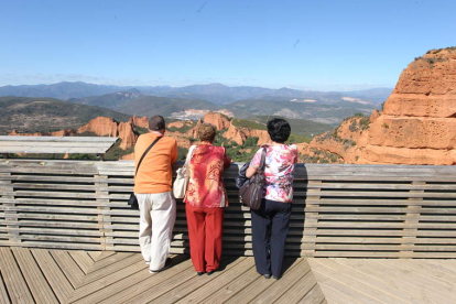 Imagen de archivo de unos turistas que observan el paisaje de Las Médulas desde el mirador de Orellán. ANA F. BARREDO