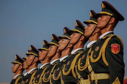 Soldados del Ejército de Liberación Popular participan en la ofrenda a los Héroes del Pueblo. WU HONG