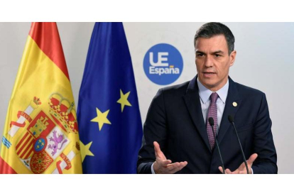 El presidente del Gobierno en funciones, Pedro Sánchez, en la rueda de prensa que ofreció ayer en Bruselas.