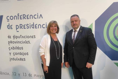 Morán, con la presidenta de la Diputación de Barcelona y de la Fundación Democracia y Gobierno Local, Nuria Marín. DL