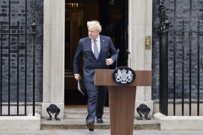 Boris Jhonson sale del 10 de Downing Street para anunciar, ayer, que dimite como primer ministro británico. TOLGA AKMEN