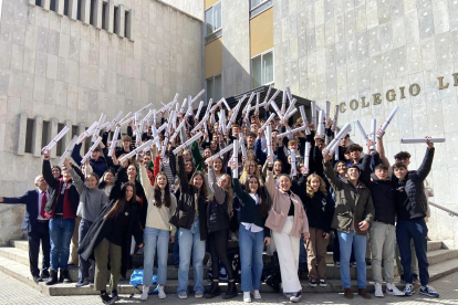 Los alumnos del Leonés a la puerta de su centro con sus diplomas. DL