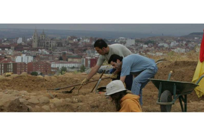 Arriba, excavaciones en Puente Castro. Abajo, Carmen Gómez y los restos de la sinagoga de Ponferrada (fotografía de Juan B. Cobo).