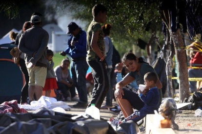 Migrantes permanecen en un albergue de la ciudad de Tijuana. Mexico deporto a 98 migrantes que presuntamente protagonizaron una trifulca al romper un cerco de la Policia Federal en la ciudad de Tijuana con el afan de cruzar la frontera con Estados Unidos.