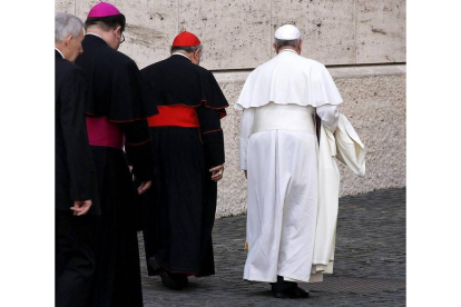 El papa se dirige andando a una reunión hoy en el Vaticano