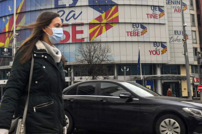 Una ciudadana de Macedonia del Norte acude a su trabajo en la capital del país.