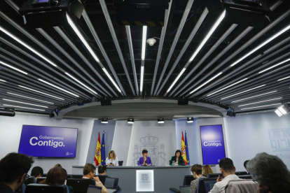 Rueda de prensa ofrecida tras la reunión del Consejo de Ministros, este martes en el Palacio de La Moncloa. J. J. GUILLÉN