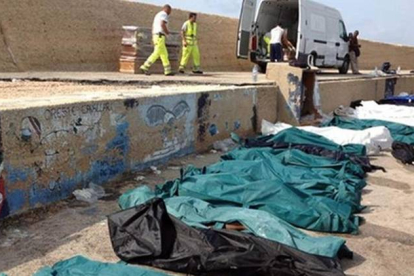 Cadáveres de los inmigrantes fallecidos ayer en Lampedusa.