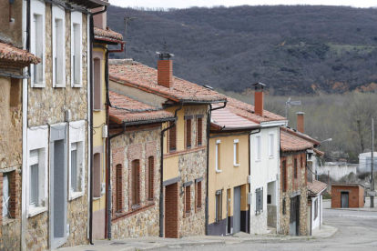 Los cantos rodados marcan el paisaje de viviendas de Cuadros, que conjugan su pasado con los avances modernos. J.F.S.