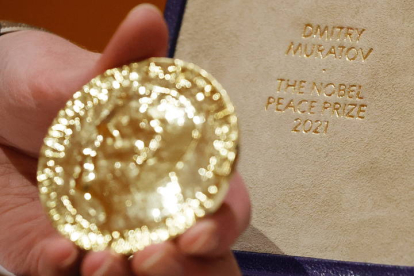 El Premio Nobel  de la Paz 2021 sostiene una medalla durante un acto benéfico a favor de los niños ucranianos en el  Times Center de Nueva York. JASON SZENES