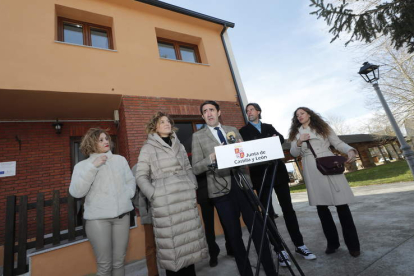 Silvia Franco, María Pardo, Juan Carlos Suárez-Quiñones, Jorge García y Ester Muñoz, ante la vivienda rehabilitada en Congosto. BARREDO