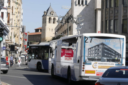 Autobuses de líneas que enlazan el alfoz con la ciudad de León, ayer en el centro de la capital. MARCIANO PÉREZ