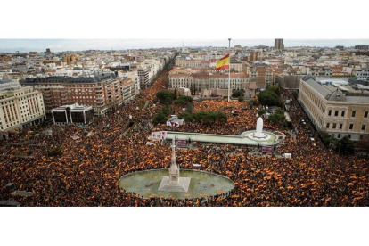 Imagen de la plaza de Colón durante la concentración convocada por Cs y PP contra la negociación de Pedro Sánchez con los independentistas. LUCA PIERGOVANNI