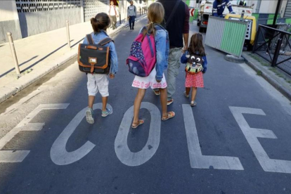 Un grupo de estudiantes se dirigen a una escuela de París.