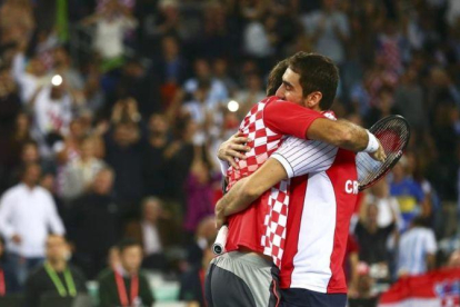 Cilic y Dodig se abrazan en Zagreb tras la victoria.