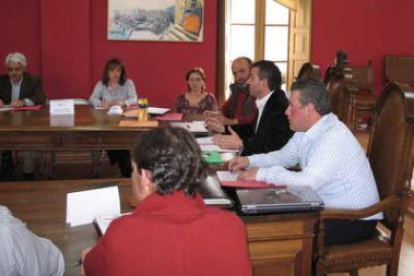 Reunión de los alcaldes y agentes sociales celebrada hace una semana en Cistierna