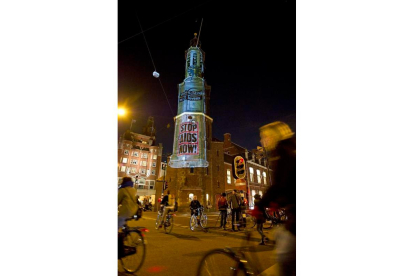 Proyección de un preservativo gigante en Amsterdam.