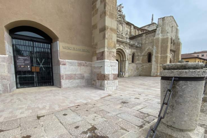 La nueva puerta de acceso al Museo de San Isidoro, en forja de hierro, está aún precintada y hay que entrar por Santo Martino. RAMIRO