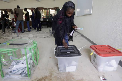 Una mujer desplazada por culpa de Boko Haram vota en la ciudad de Yola.
