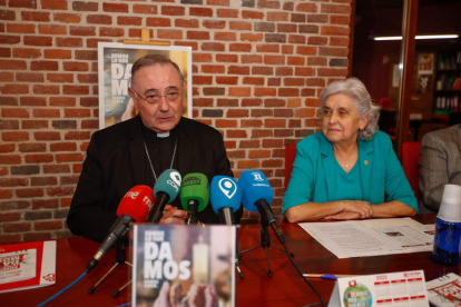 El obispo de León, Luis Ángel de las Heras, y la presidenta de Cáritas, Beatriz Gallego, ayer en rueda de prensa. MIGUEL F. B.