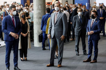 El presidente del Gobierno, Felipe VI y el presidente de la Generalitat, en la inauguración del Mobile World Congress. QUIQUE GARCÍA