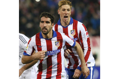 Fernando Torres, derecha, celebra el gol marcado por su compañero Raúl García, el primero frente al Real Madrid.