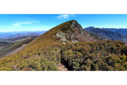 Montaña que limita (por la derecha de la foto) con el valle de Ancares en la zona de Candín y, por la izquierda, con la provincia de Lugo. M.F.
