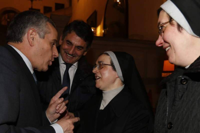 Emilio Gutiérrez y Emilio Redondo, con las galardonadas.