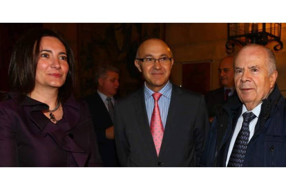 Josefa García Cirac, Ramiro Ruiz Medrano y Javier Amoedo.