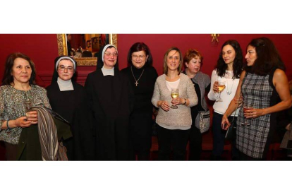 Familias y amigas acompañaron en el acto a las madres benedictinas.