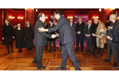 El presidente Herrera y Óscar López se saludan antes del inicio del acto, ayer en San Marcos.