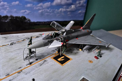Imagen de la maqueta del Eurofighter donada a la Base Aérea. DL