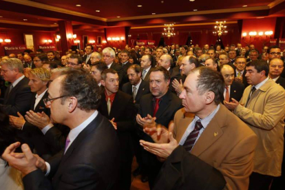 Aplausos de homenaje de los invitados ante el recuerdo de los seis mineros fallecidos en Santa Lucía.