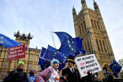 Manifestantes en contra del ‘brexit’ participan en una protesta ante el Parlamento británico. NEIL HALL