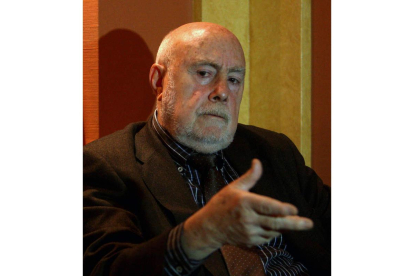 Los escritores leoneses Julio Llamazares y Raúl Guerra Garrido