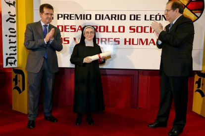 Sor Anunciación Ríos, abadesa de las Madres Benedictinas con el pergamino y la vidriera que acreditan al ganador, junto a Juan Vicente Herrera y José Luis Ulibarri, presidentes de la Junta de Castilla y León y de Diario de León, respectivamente.