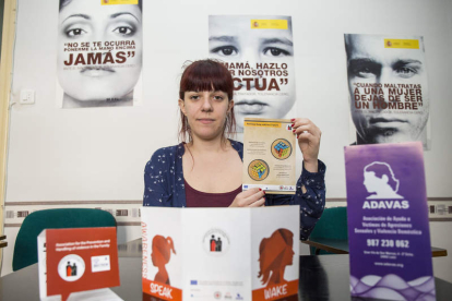 Lucía Lorenzana, trabajadora social de Adavas, con los folletos del programa Daphne en el que participa la asociación leonesa.
