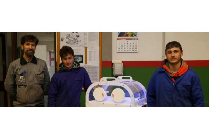 El profesor Arturo Sánchez Fraile con dos alumnos del Colegio Don Bosco en el taller de mecanizado y mecatrónica. FERNANDO OTERO