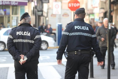 Imagen de archivo de dos policías de Ponferrada. L. DE LA MATA