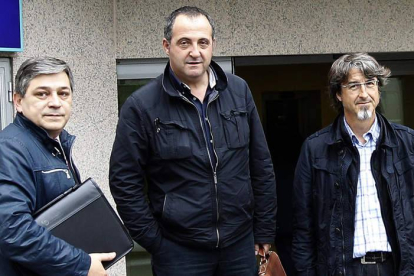 Representantes sindicales antes de entrar a la reunión en la sede de la Caja en Madrid.